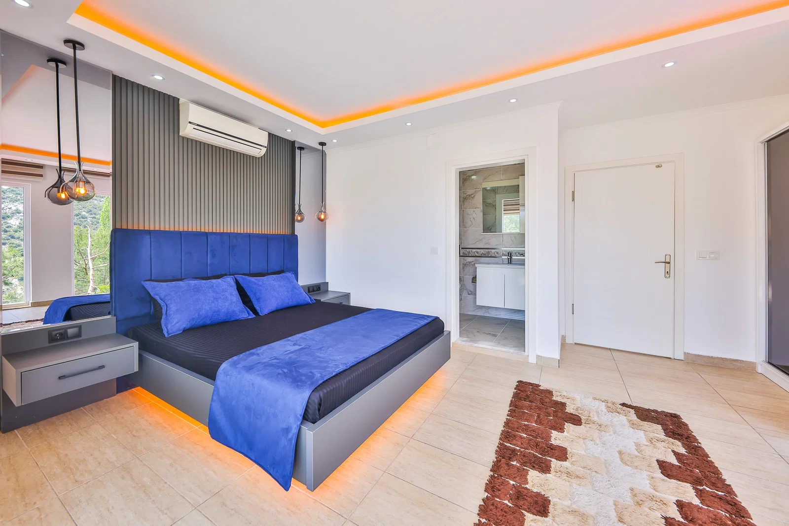 İslamlar’da Korunaklı, Isıtmalı Havuzlu, 5 Yatak Odalı, Kiralık Villa