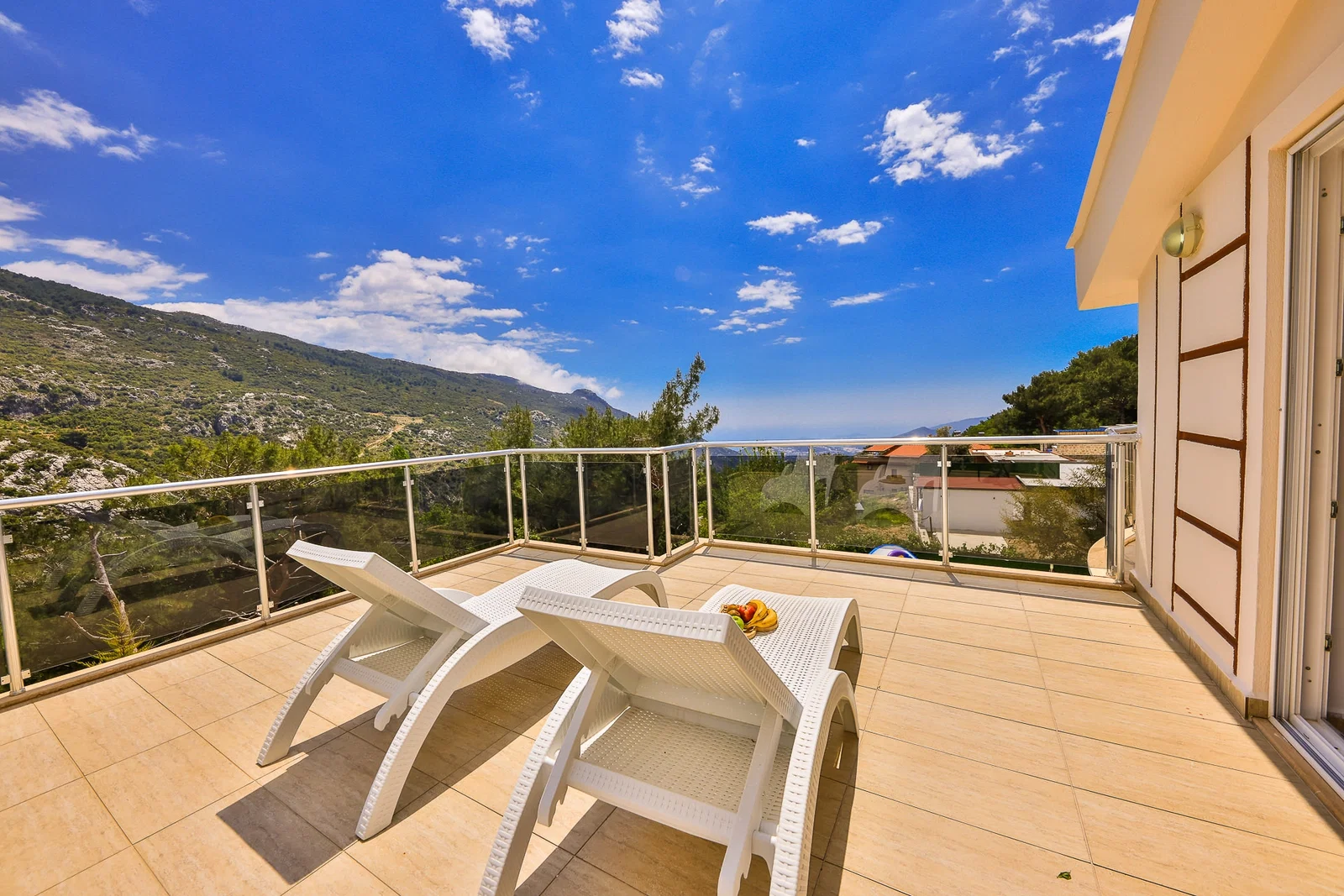 İslamlar’da Korunaklı, Isıtmalı Havuzlu, 5 Yatak Odalı, Kiralık Villa
