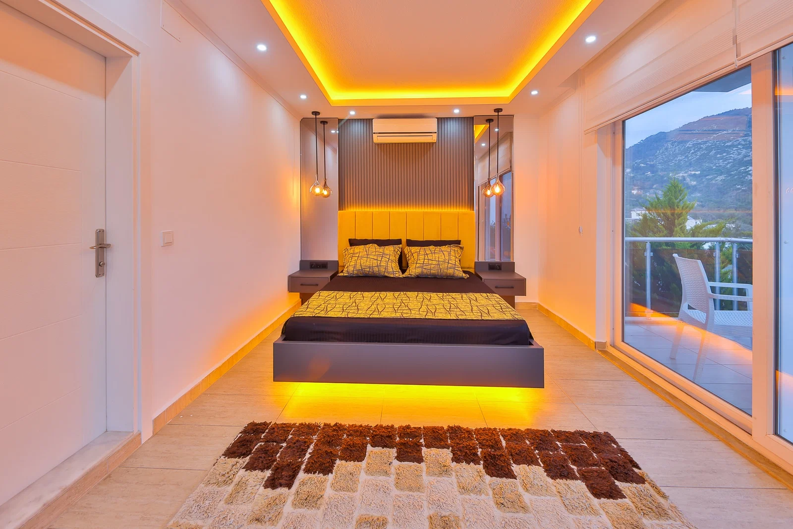 İslamlar’da Korunaklı, Isıtmalı Havuzlu, 5 Yatak Odalı, Kiralık Villa