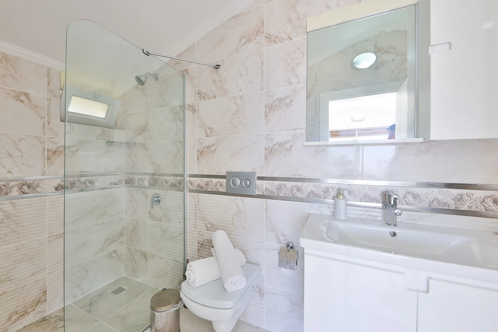 İslamlar’da Korunaklı, Isıtmalı Havuzlu, 5 Yatak Odalı, Kiralık Villa