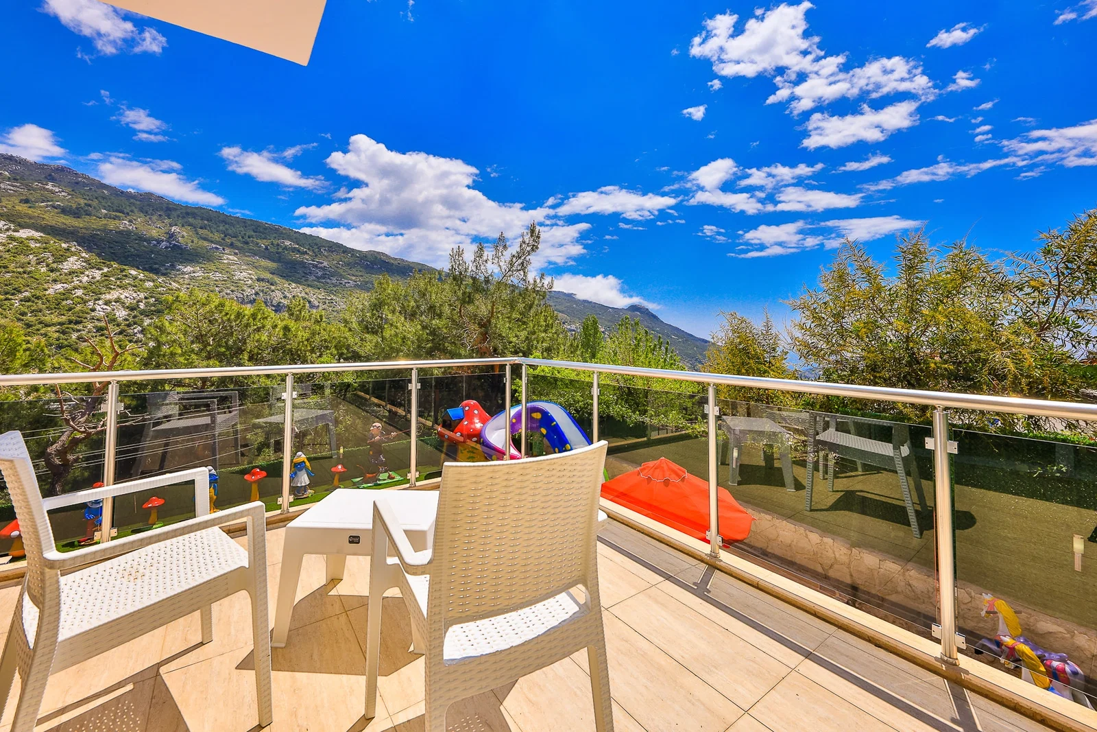 İslamlar’da Korunaklı, Isıtmalı Havuzlu, 5 Yatak Odalı, Kiralık Villa