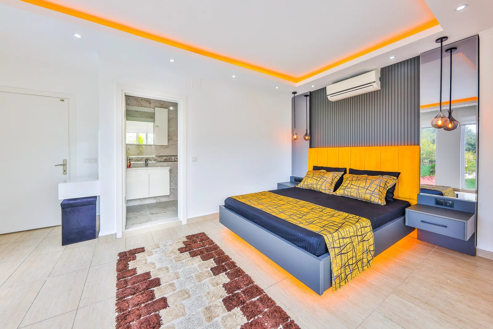 İslamlar’da Korunaklı, Isıtmalı Havuzlu, 5 Yatak Odalı, Kiralık Villa