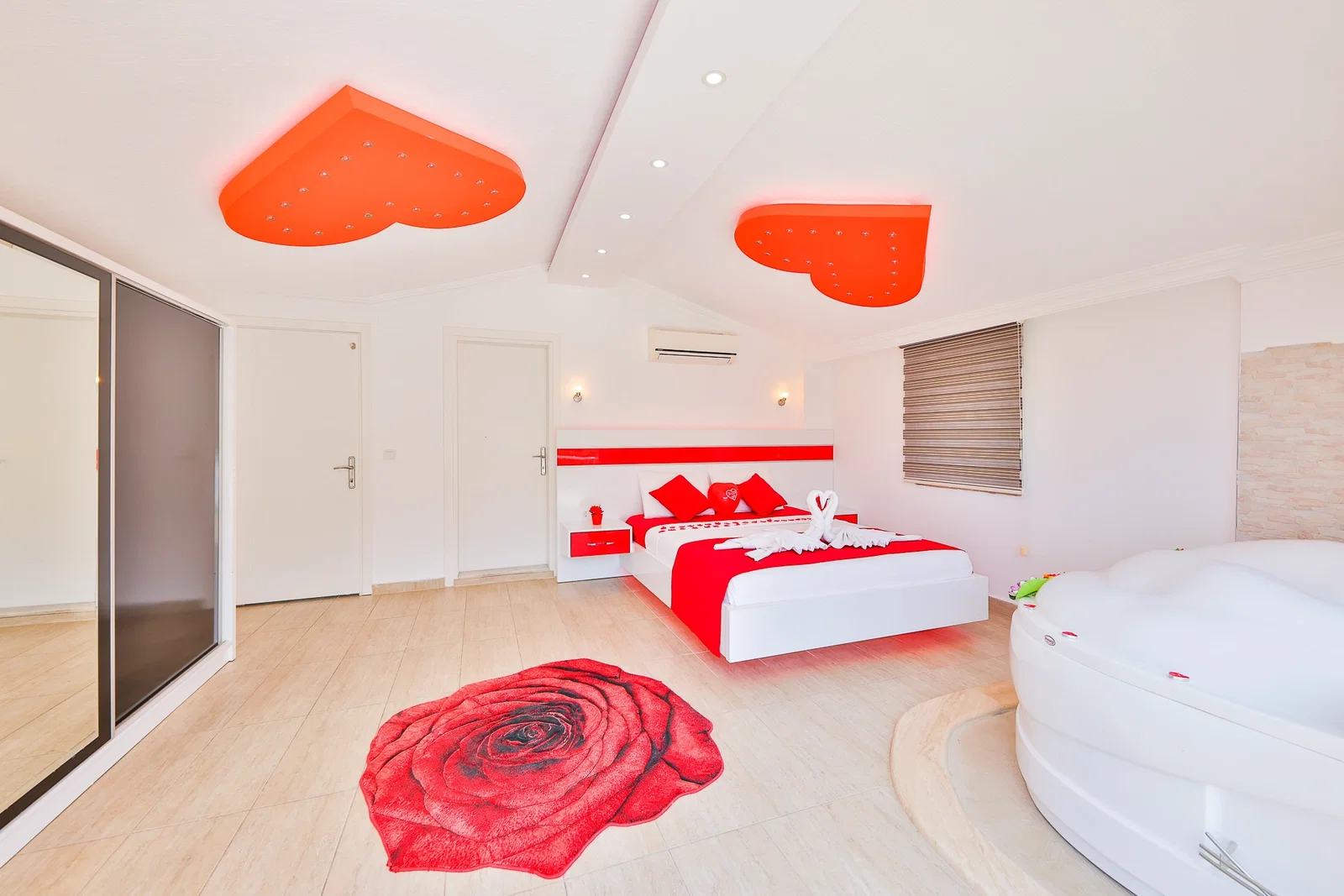 İslamlar’da Korunaklı, Isıtmalı Havuzlu, 5 Yatak Odalı, Kiralık Villa
