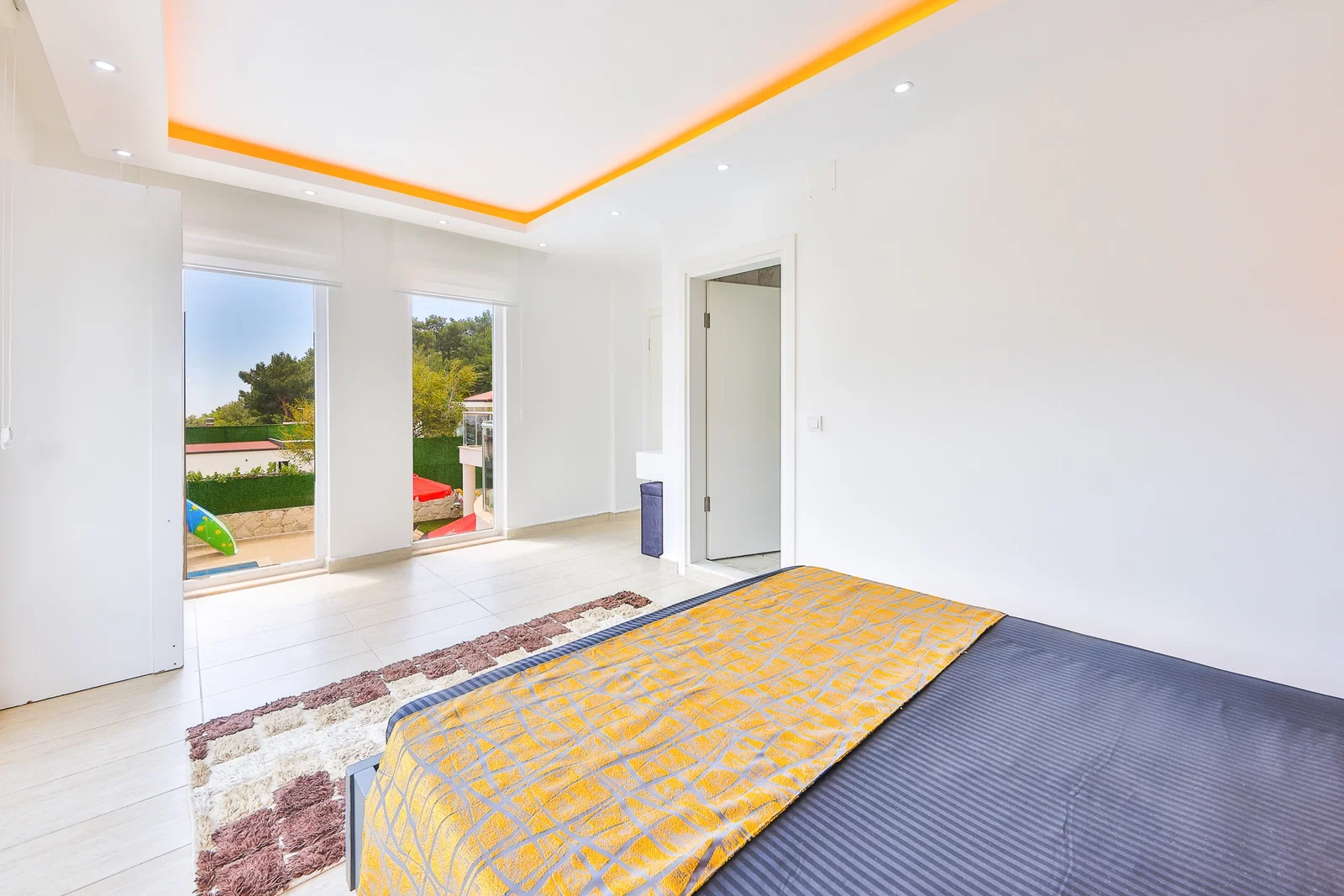 İslamlar’da Korunaklı, Isıtmalı Havuzlu, 5 Yatak Odalı, Kiralık Villa