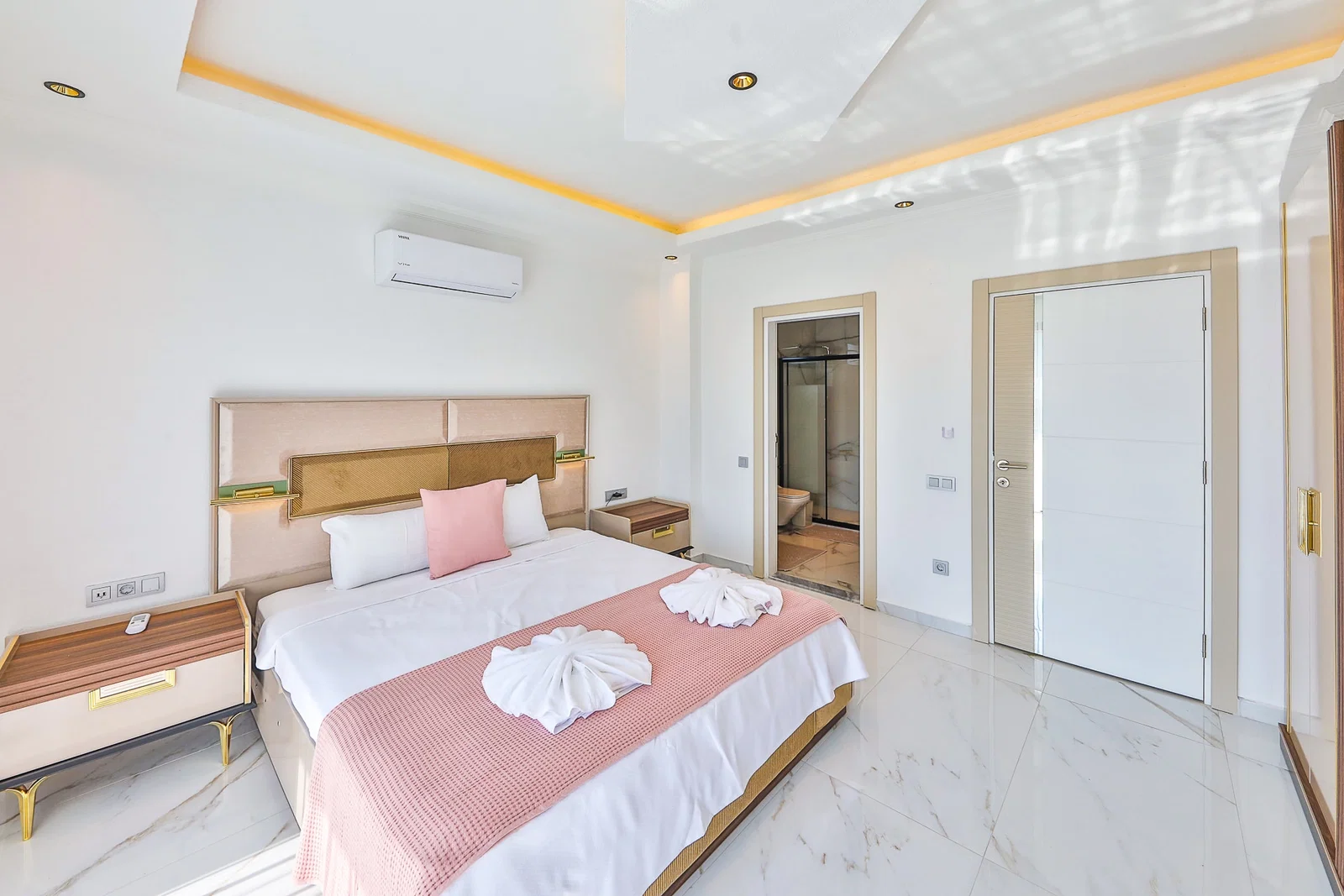 Sarıbelen’de Balayı Çiftlerine Uygun, Çocuk Havuzlu, 4 Kişilik, Kiralık Villa
