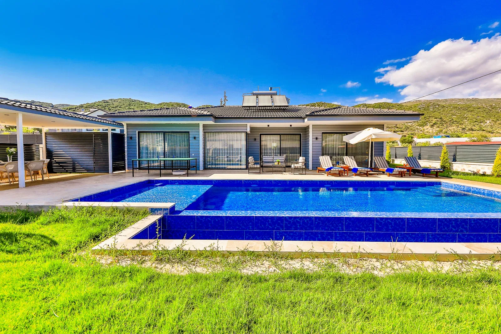 Sarıbelen’de korunaklı havuzlu kiralık villa