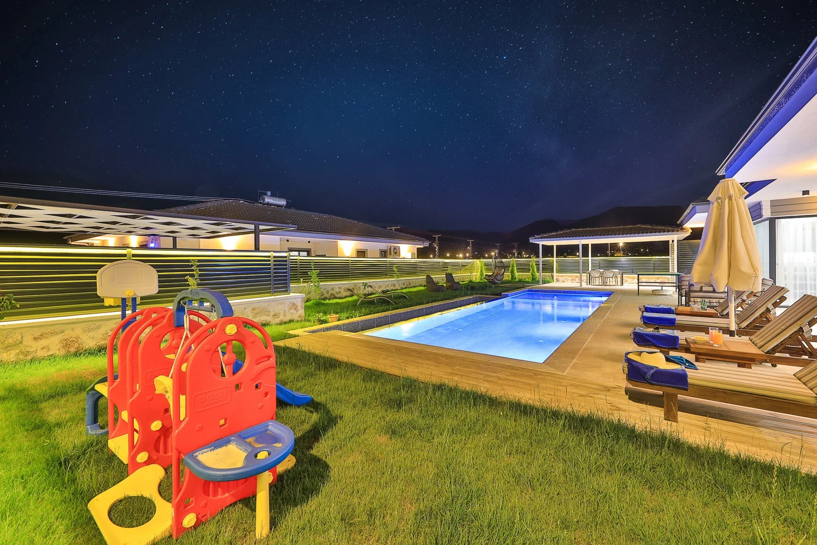 Sarıbelen’de Balayı Çiftlerine Uygun, Çocuk Havuzlu, 4 Kişilik, Kiralık Villa