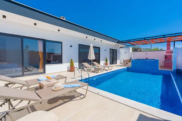 4 Kişilik Çocuk Havuzlu ve Jakuzili Kiralık Villa, Üzümlü’de Korunaklı