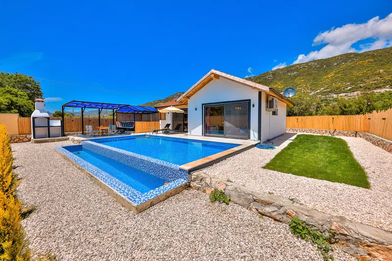 Sarıbelen’de korunaklı havuzlu kiralık villa