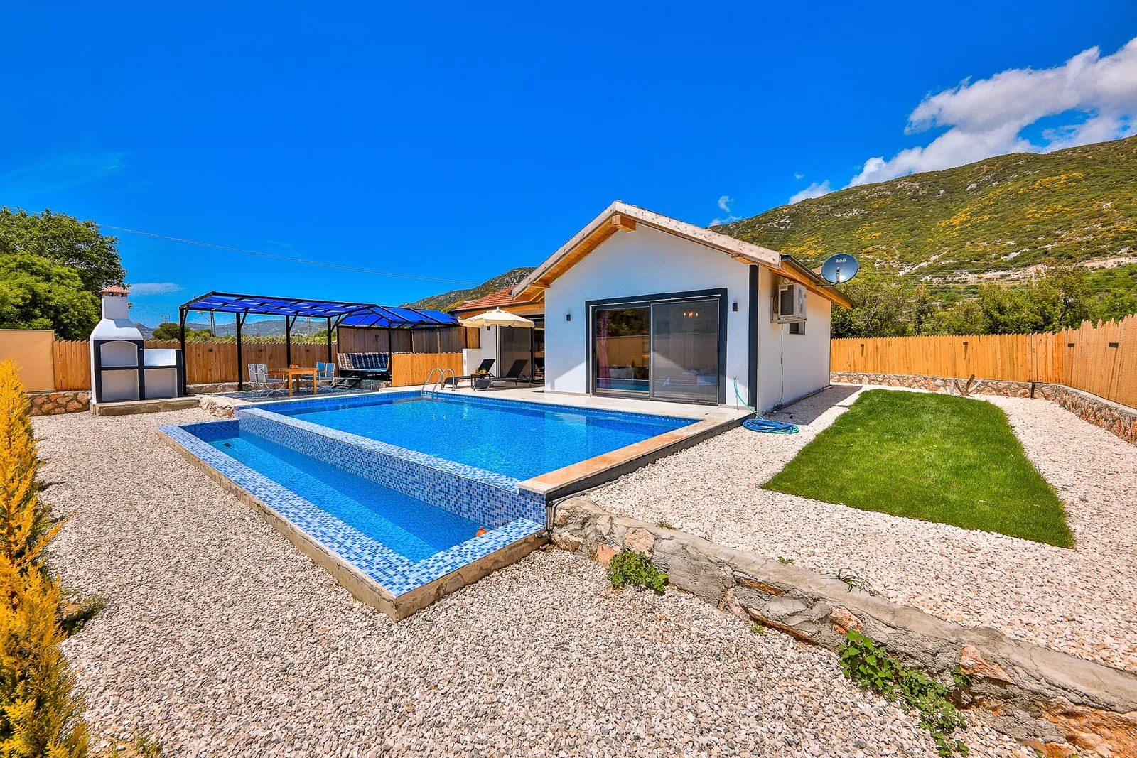 Sarıbelen’de korunaklı havuzlu kiralık villa