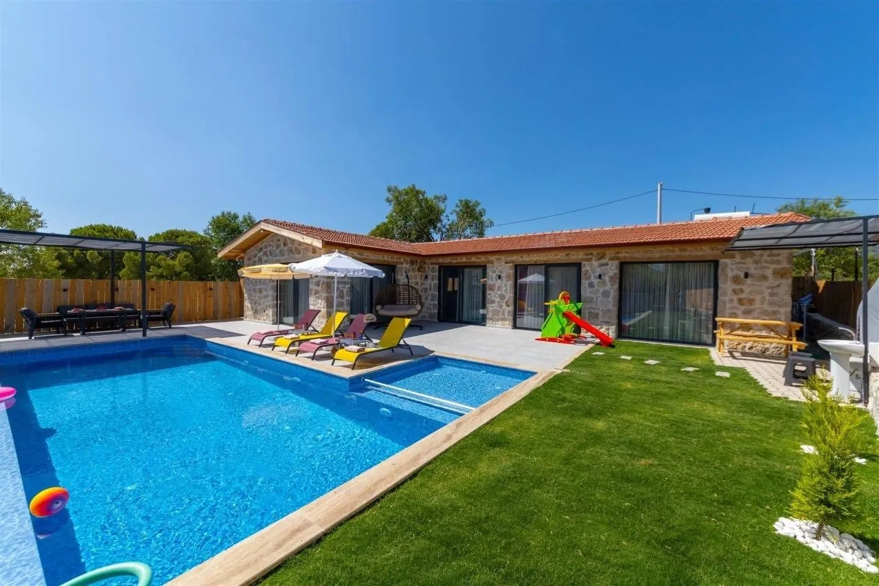 Sarıbelen’de korunaklı havuzlu kiralık villa
