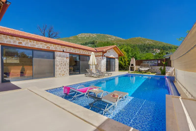 Üzümlü’de korunaklı havuzlu kiralık villa