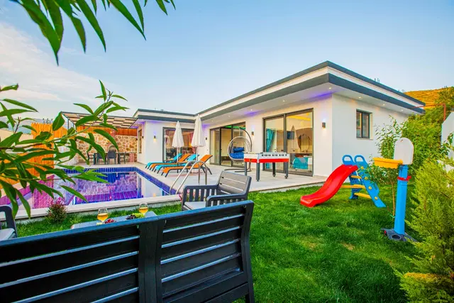 Çekirdek Ailelere Uygun Sarıbelen’de 4 Kişilik Korunaklı Havuzlu ve Jakuzili Ekonomik Villa