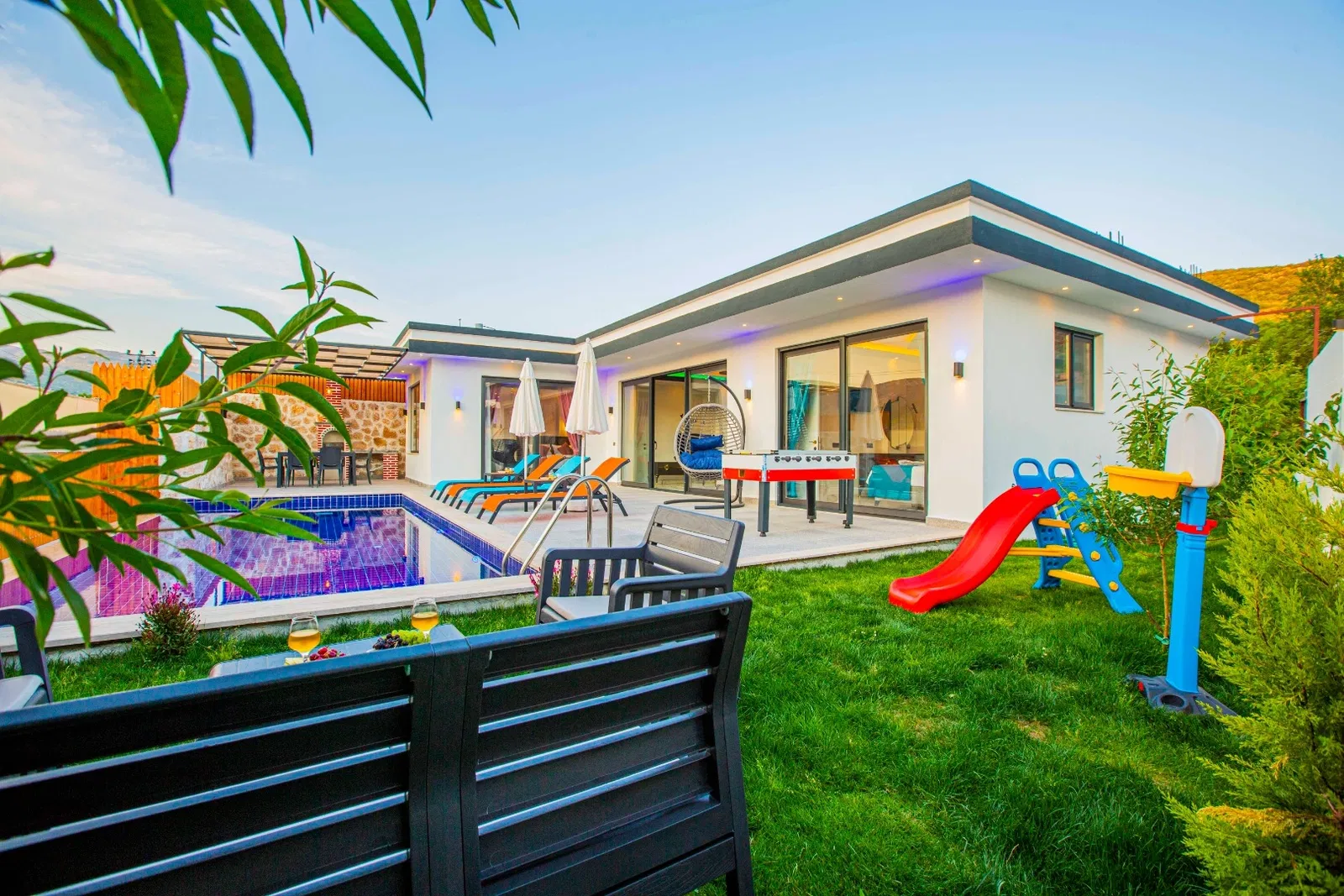 Sarıbelen’de korunaklı havuzlu kiralık villa