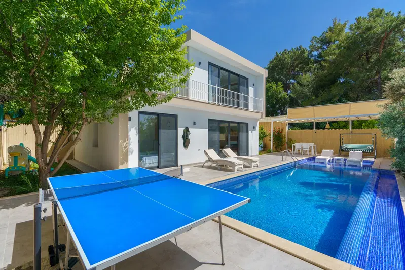 Üzümlü’de korunaklı havuzlu kiralık villa