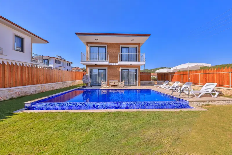 Kaş’ta korunaklı havuzlu kiralık villa