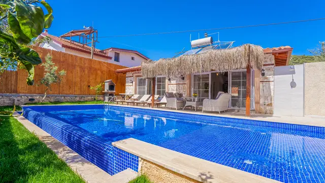 Kaş Ekonomik Kiralık Villa: Korunaklı, Özel Havuzlu, 2 Yatak Odalı
