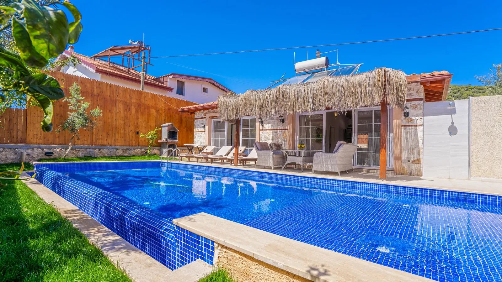 Kaş’ta jakuzili kiralık villa