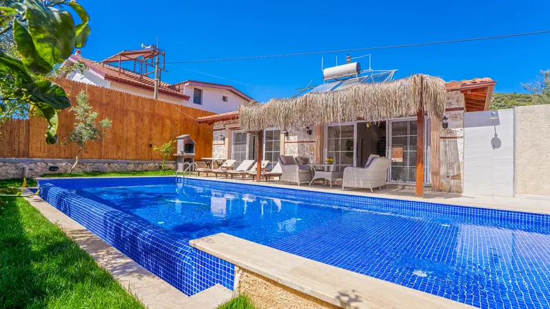 Kaş’ta jakuzili kiralık villa