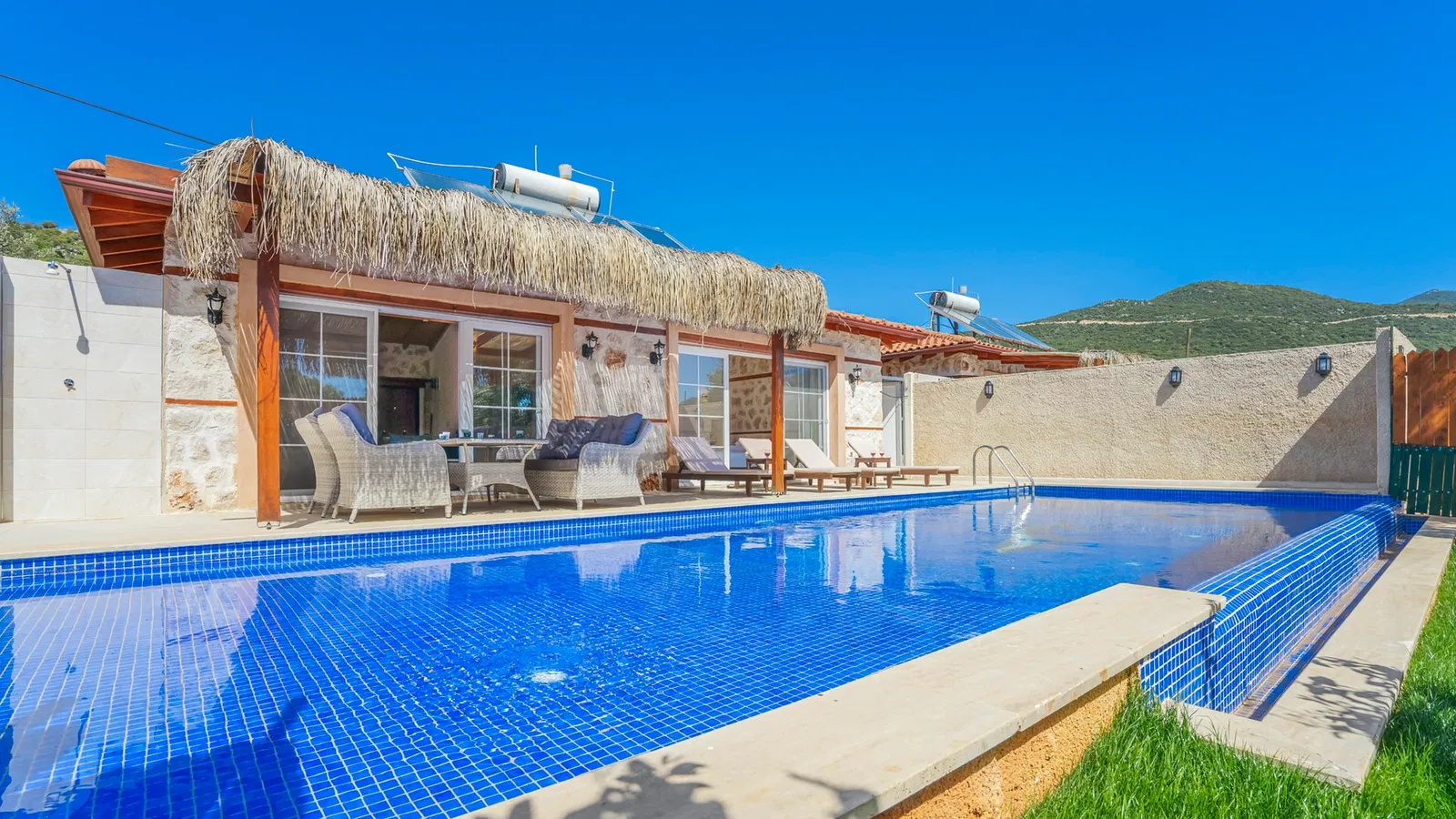 Kaş’ta korunaklı havuzlu kiralık villa
