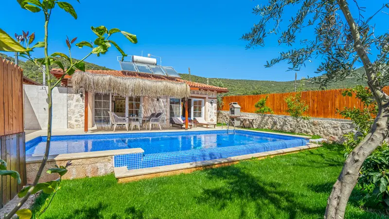 Kaş’ta korunaklı havuzlu kiralık villa