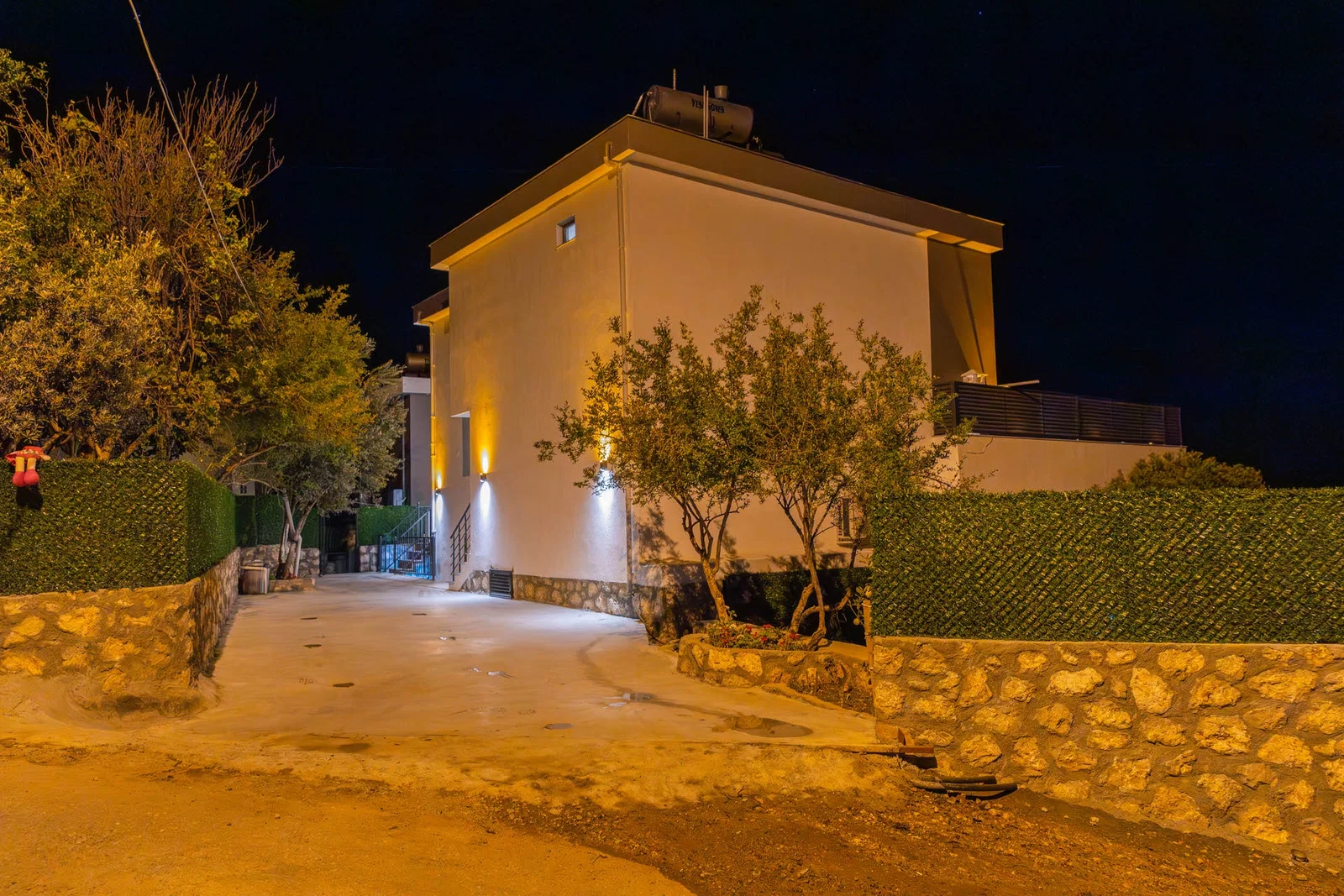 Üzümlü’de Korunaklı, Çocuk Havuzlu, 2 Yatak Odalı, Kiralık Villa