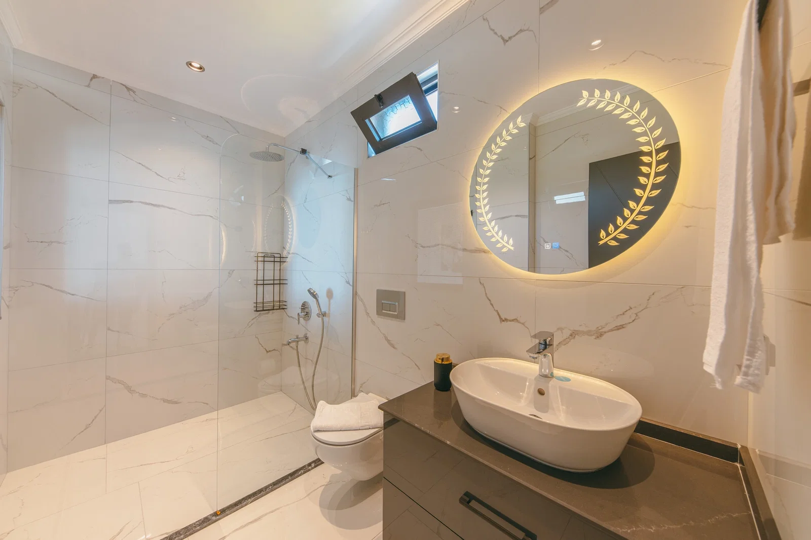 Üzümlü’de Korunaklı, Çocuk Havuzlu, 2 Yatak Odalı, Kiralık Villa