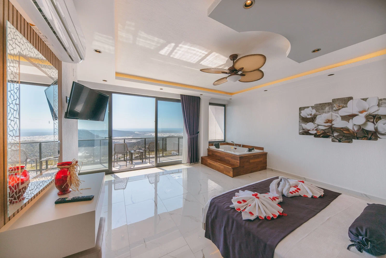 Üzümlü’de Korunaklı, Çocuk Havuzlu, 2 Yatak Odalı, Kiralık Villa