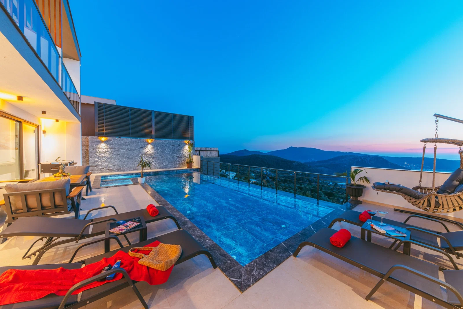 Üzümlü’de Korunaklı, Çocuk Havuzlu, 2 Yatak Odalı, Kiralık Villa
