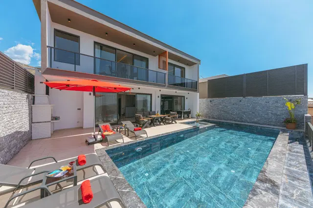 Üzümlü’de Korunaklı, Çocuk Havuzlu, 2 Yatak Odalı, Kiralık Villa