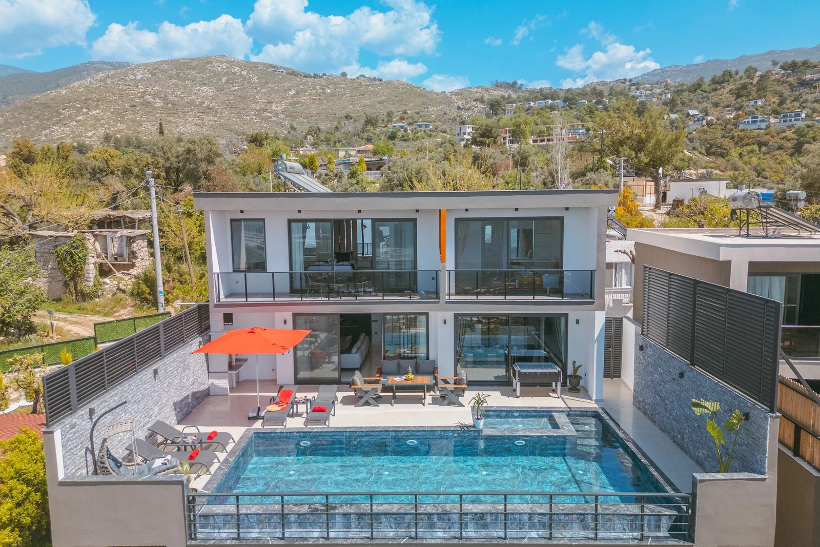 Üzümlü’de Korunaklı, Çocuk Havuzlu, 2 Yatak Odalı, Kiralık Villa