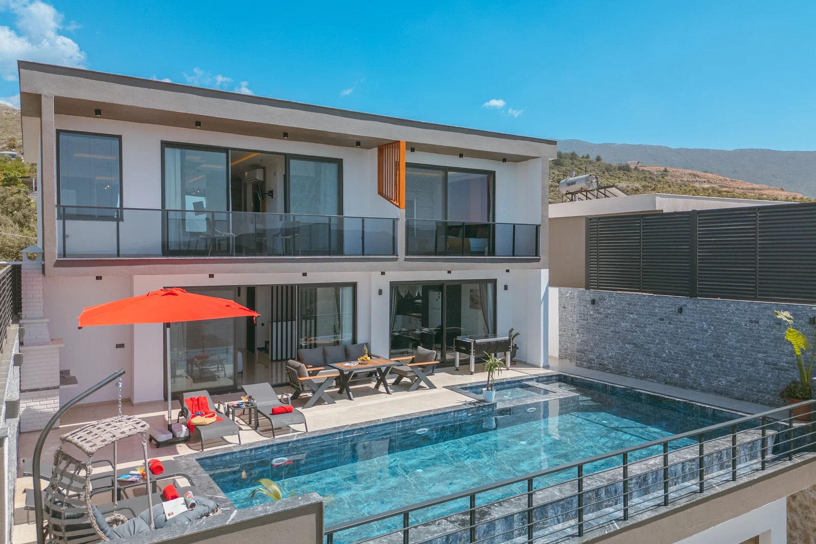 Üzümlü’de Korunaklı, Çocuk Havuzlu, 2 Yatak Odalı, Kiralık Villa