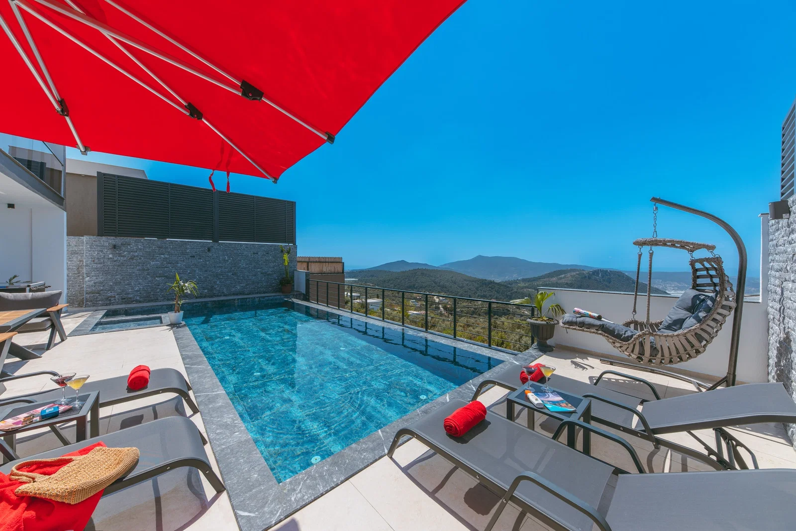 Üzümlü’de Korunaklı, Çocuk Havuzlu, 2 Yatak Odalı, Kiralık Villa