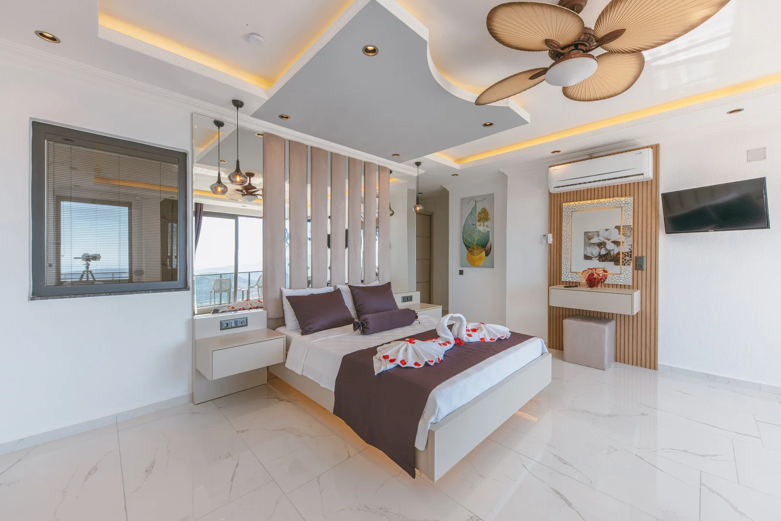 Üzümlü’de Korunaklı, Çocuk Havuzlu, 2 Yatak Odalı, Kiralık Villa