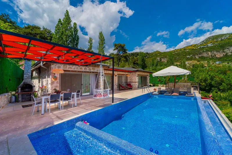 İslamlar’da korunaklı havuzlu kiralık villa