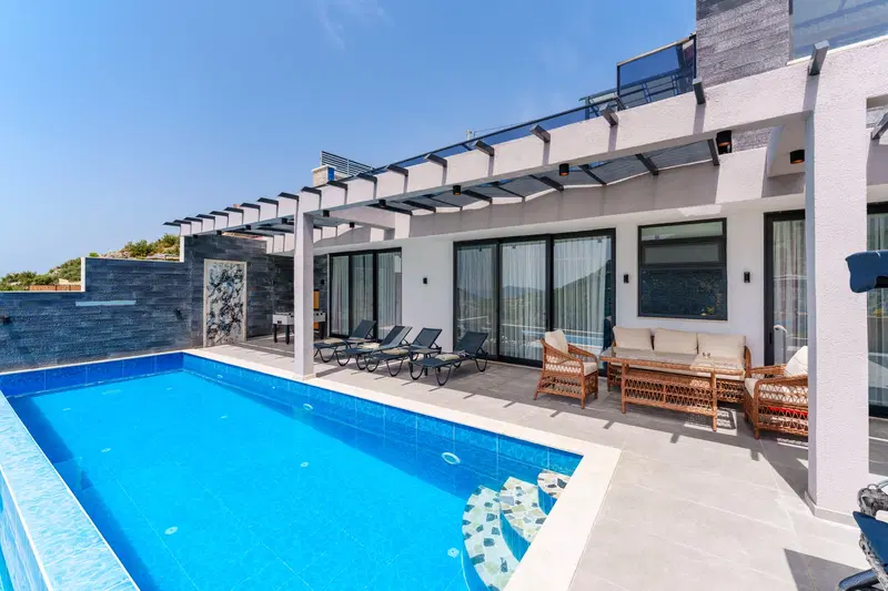 İslamlar’da korunaklı havuzlu kiralık villa