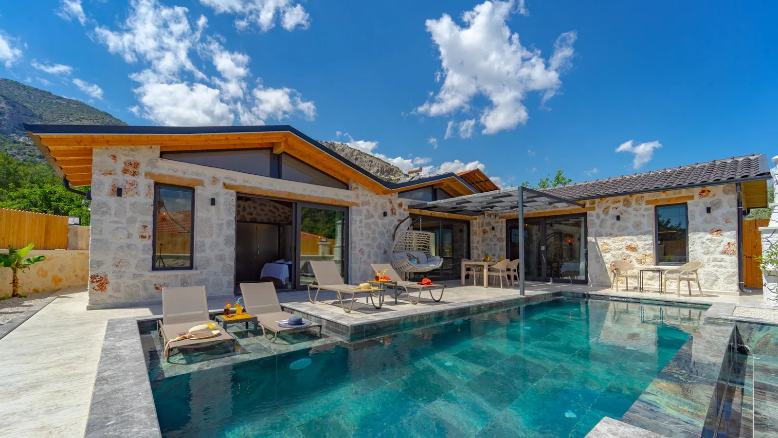 Fethiye’de korunaklı havuzlu kiralık villa