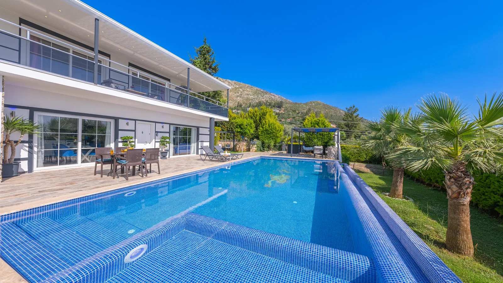 Üzümlü’de korunaklı havuzlu kiralık villa