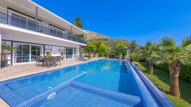 Üzümlü’de korunaklı havuzlu kiralık villa