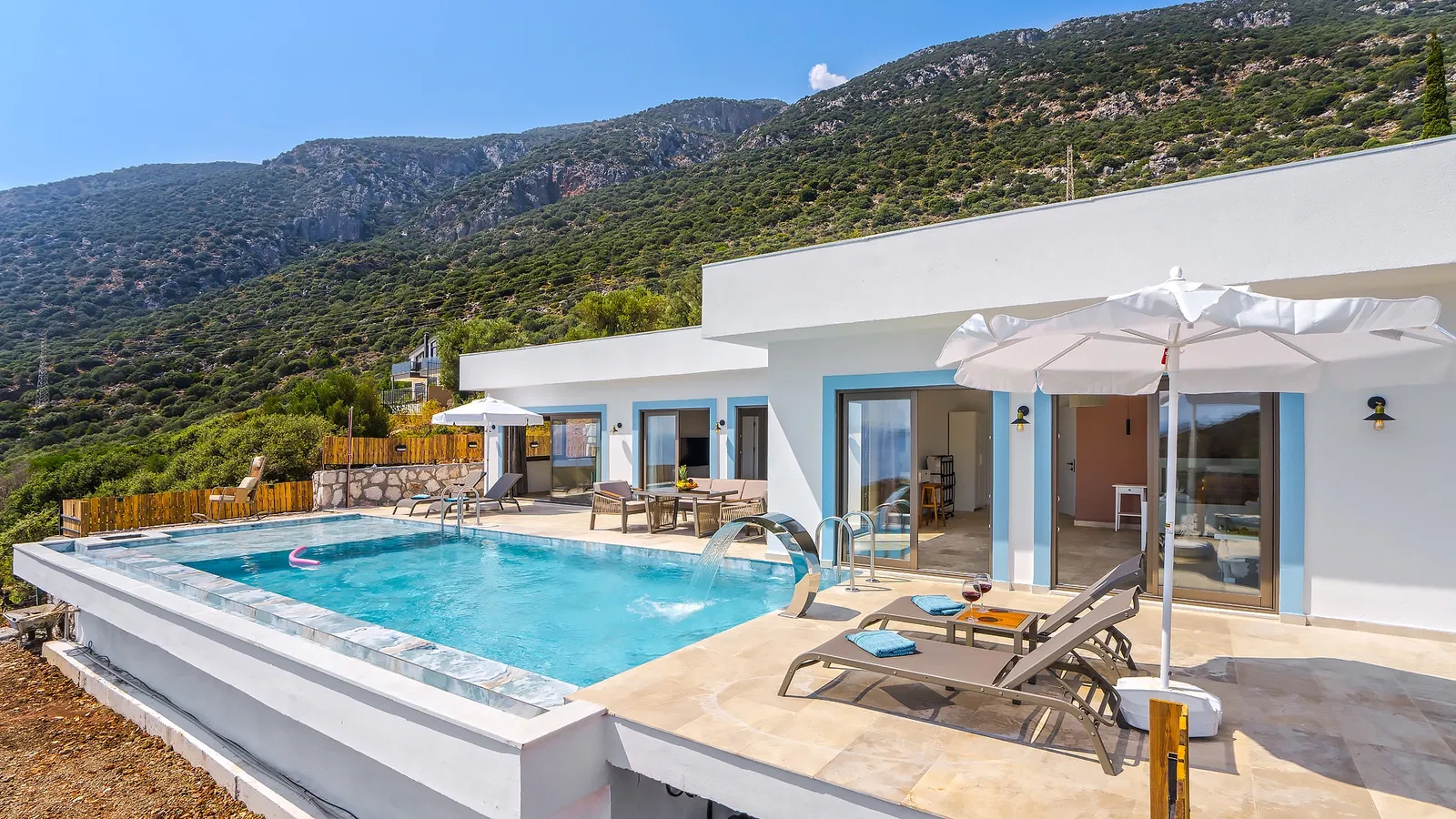 Kaş’ta jakuzili kiralık villa