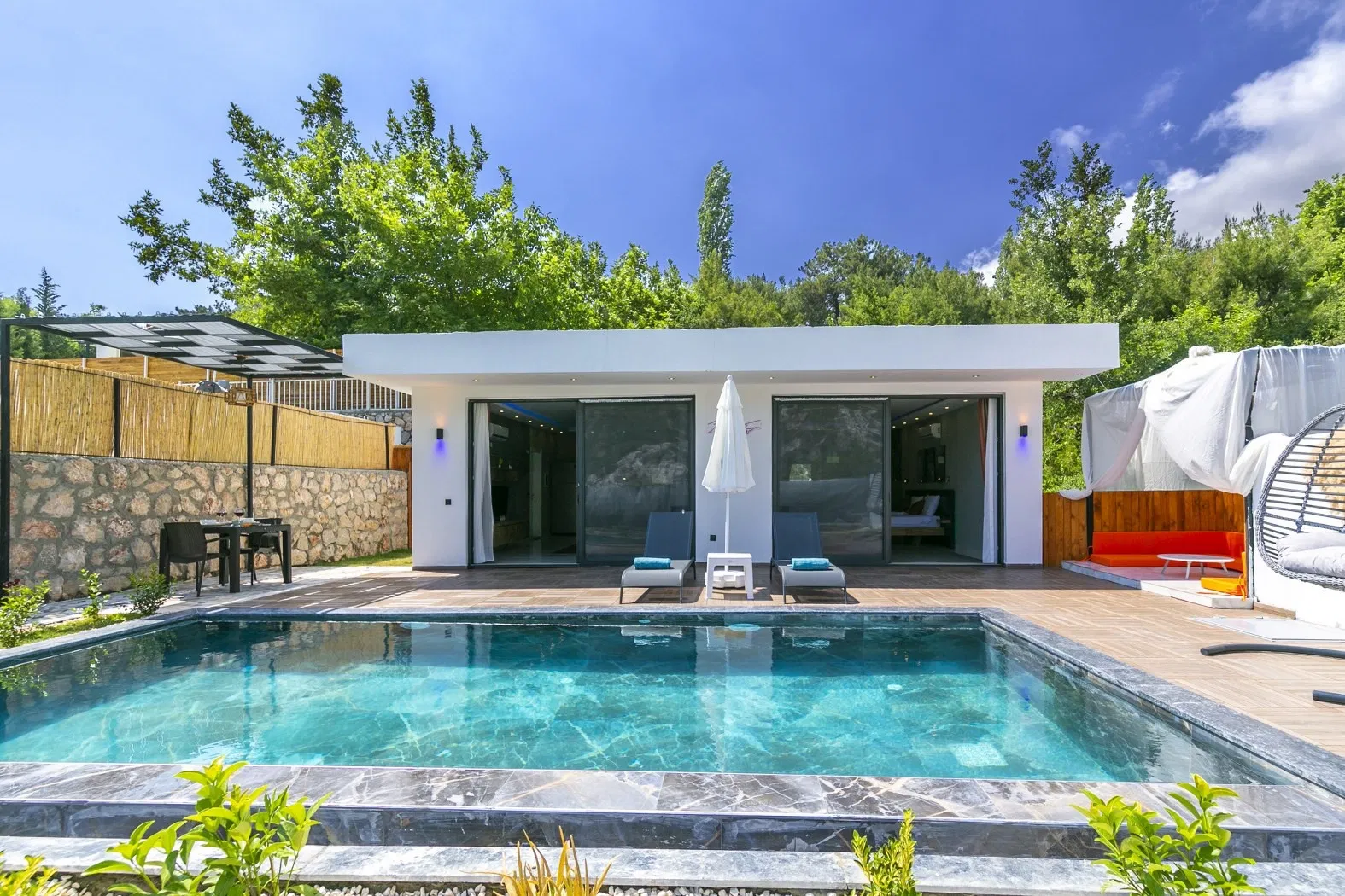 İslamlar’da korunaklı havuzlu kiralık villa
