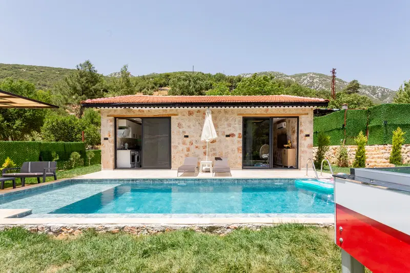 Sarıbelen’de korunaklı havuzlu kiralık villa
