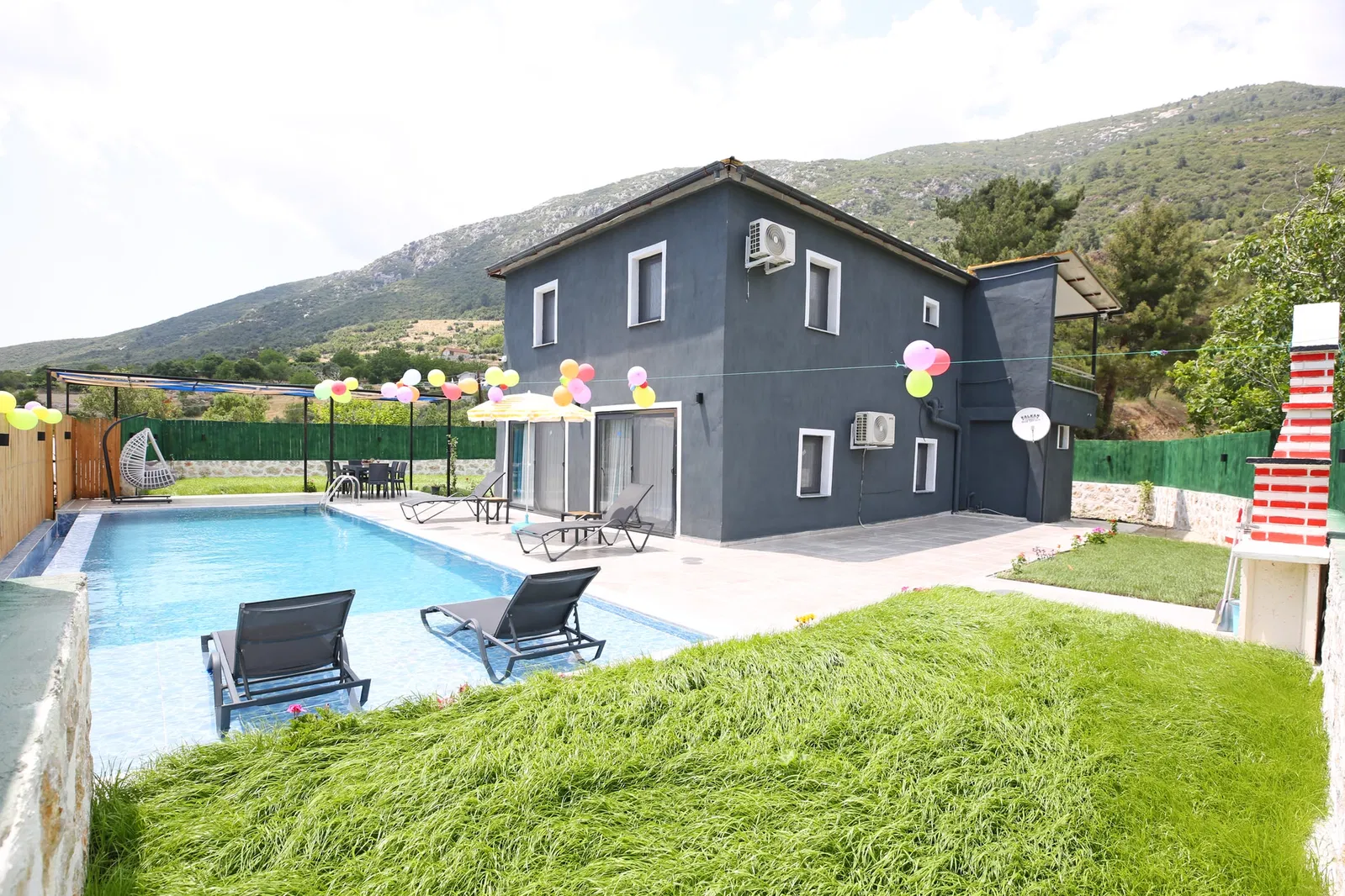 Sarıbelen’de korunaklı havuzlu kiralık villa