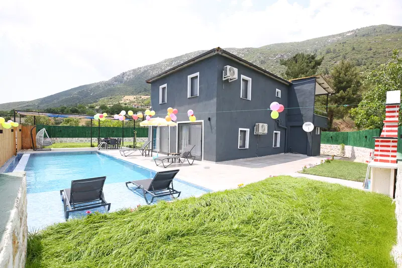 Sarıbelen’de korunaklı havuzlu kiralık villa