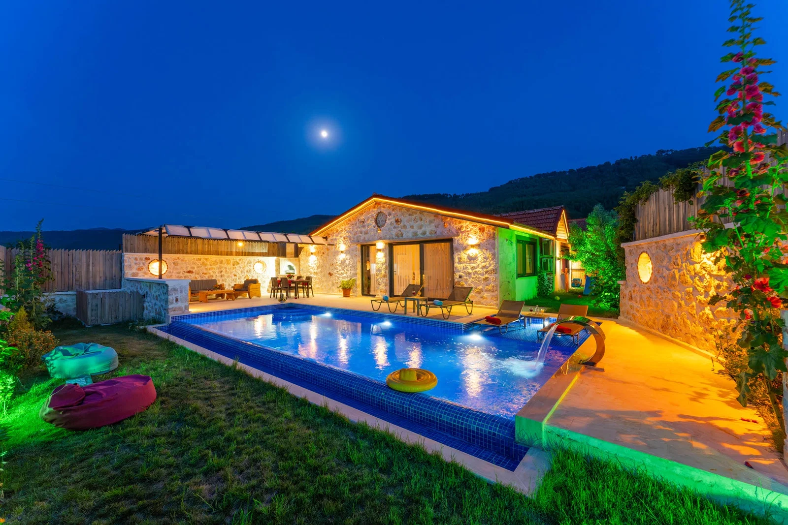 Sarıbelen’de Balayı Çiftlerine Uygun, Korunaklı Havuzlu, 2 Yatak Odalı, Ekonomik Villa
