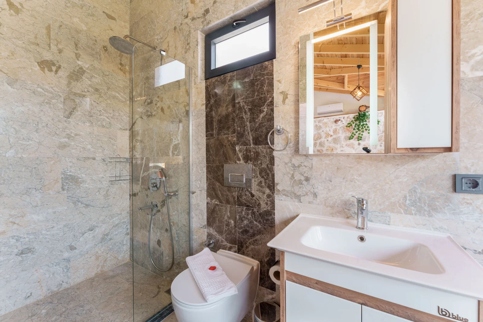 Sarıbelen’de Balayı Çiftlerine Uygun, Korunaklı Havuzlu, 2 Yatak Odalı, Ekonomik Villa
