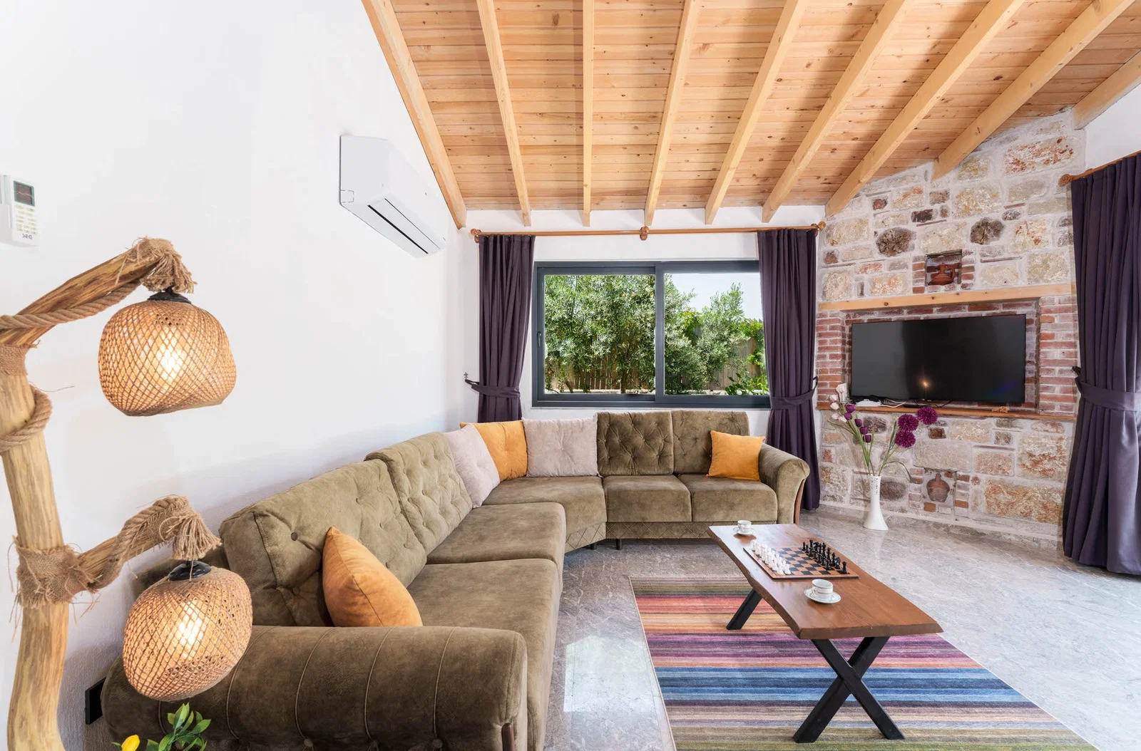 Sarıbelen’de Balayı Çiftlerine Uygun, Korunaklı Havuzlu, 2 Yatak Odalı, Ekonomik Villa