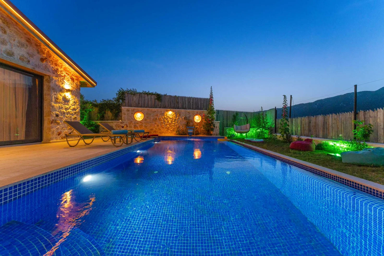 Sarıbelen’de Balayı Çiftlerine Uygun, Korunaklı Havuzlu, 2 Yatak Odalı, Ekonomik Villa