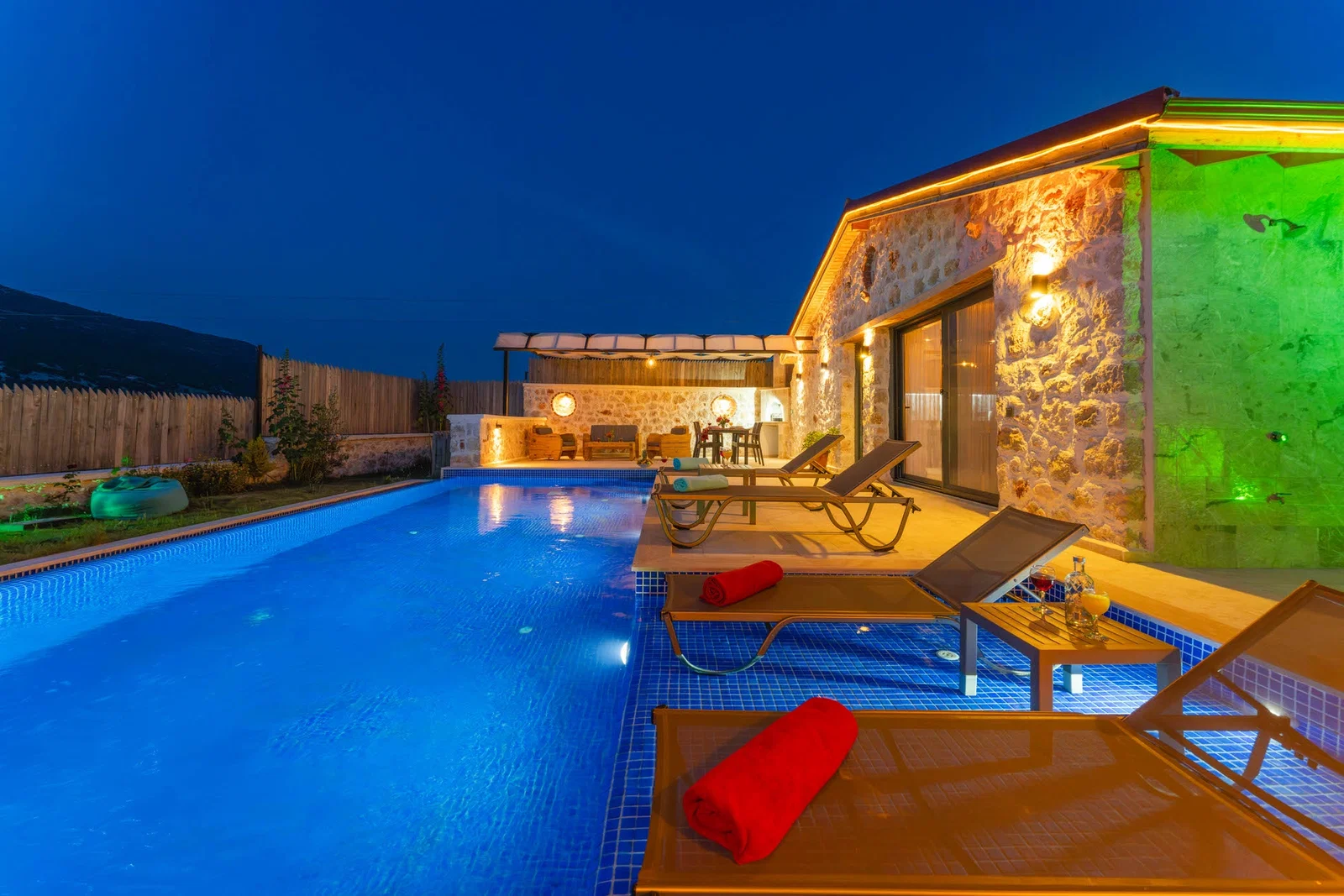 Sarıbelen’de Balayı Çiftlerine Uygun, Korunaklı Havuzlu, 2 Yatak Odalı, Ekonomik Villa