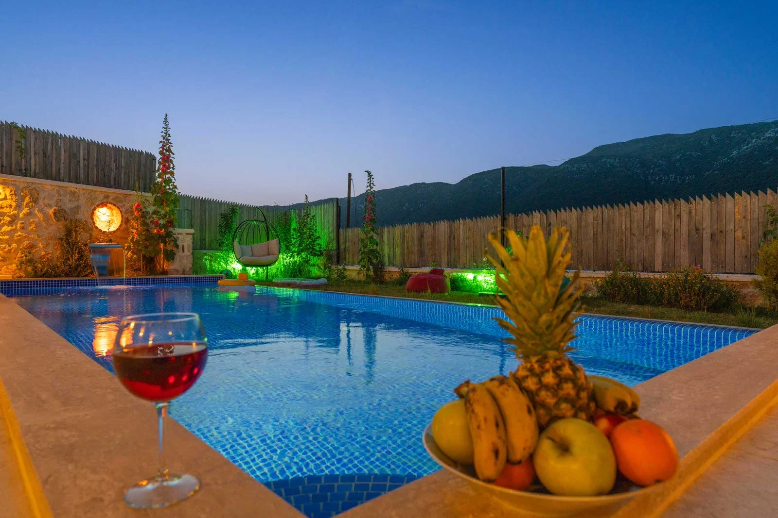 Sarıbelen’de Balayı Çiftlerine Uygun, Korunaklı Havuzlu, 2 Yatak Odalı, Ekonomik Villa